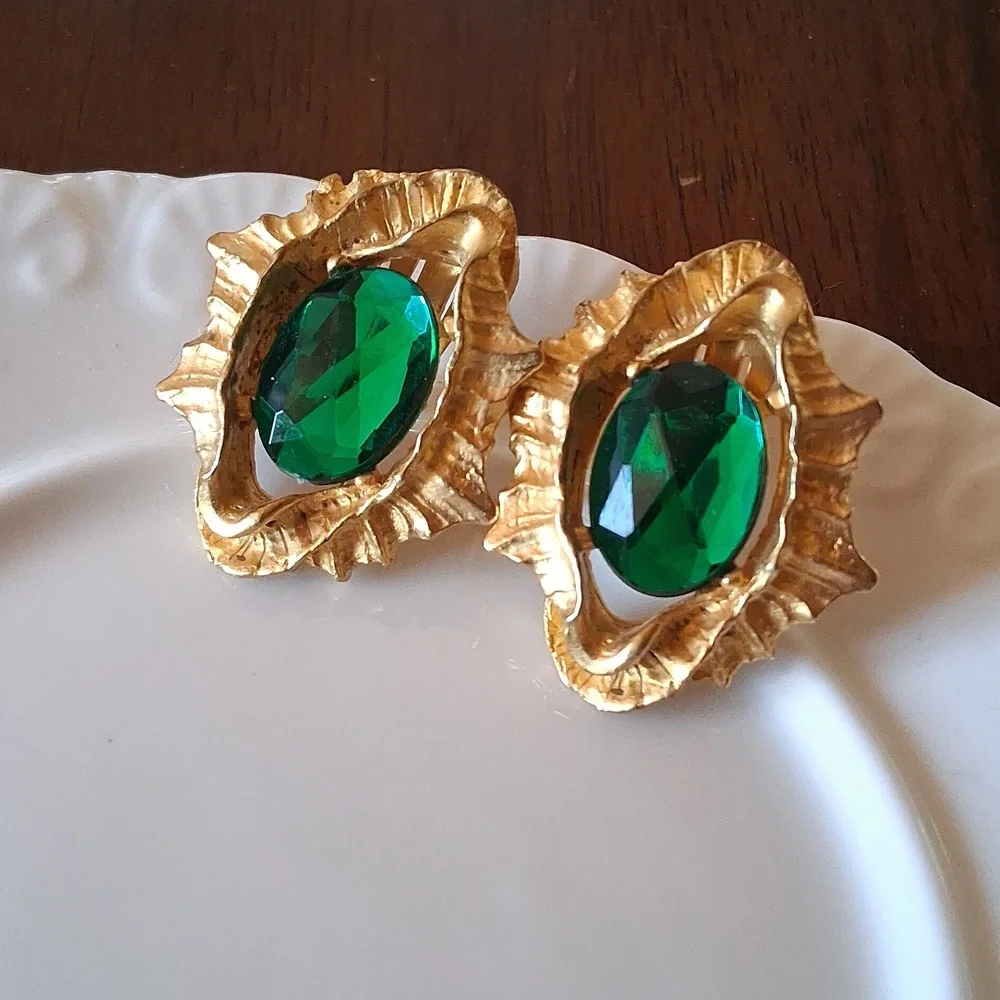 Vintage Clip-on Gold-Tone Earrings with Emerald Green - Picture 4 of 13